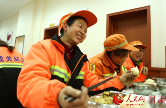 1月13日，在兰州市城关区亚太慈善定西路免费早餐店，一位环卫工人开心地吃着早餐。牟健 摄