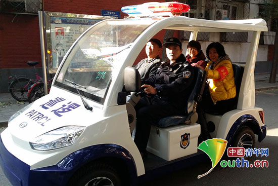 刘安带领社区治安志愿者在辖区内巡逻。 北京市公安局供图