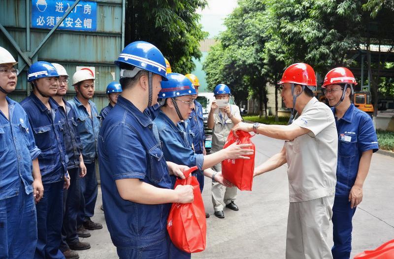 由攀钢集团有限公司党委副书记,工会主席张治杰率领工会有关员,带着